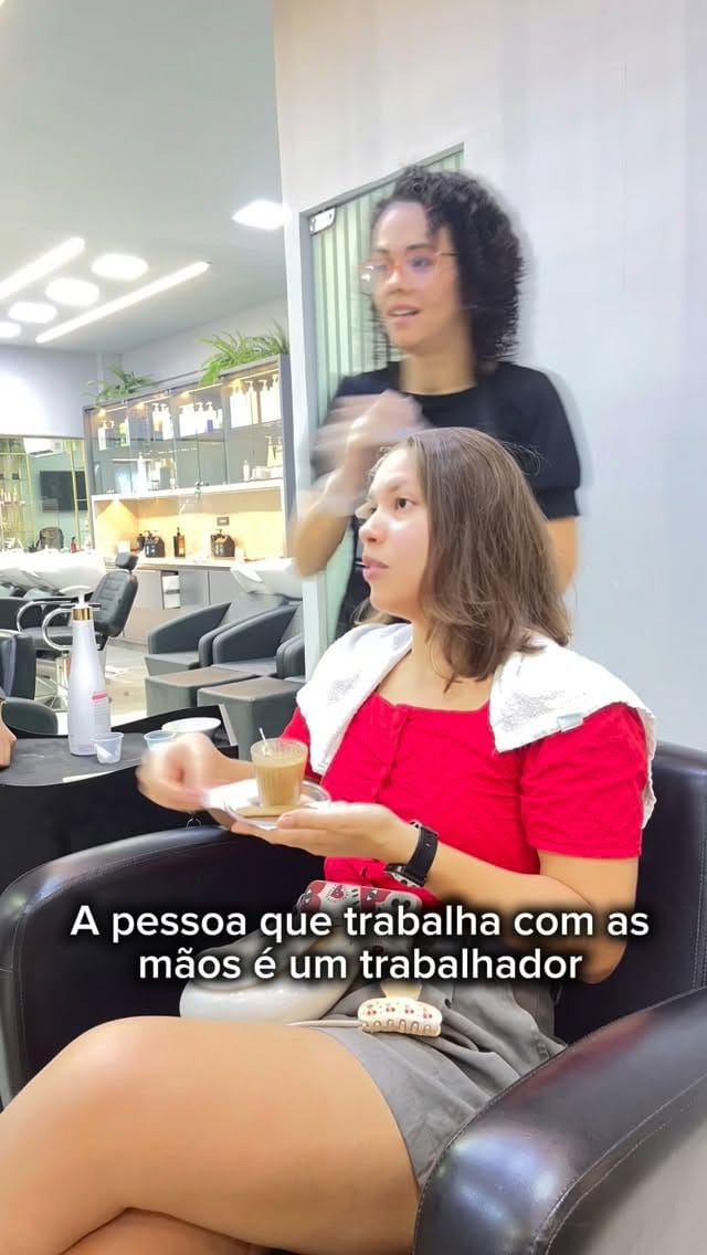 Post 7 by Ana Carolina Bazante Pessoa - Colorista e Terapeuta Capilar on Instagram (video)