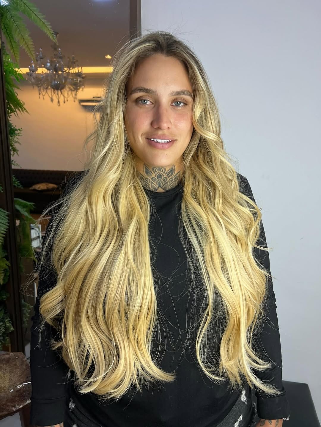 Post 6 by Régis Mega hair on Instagram (carousel)