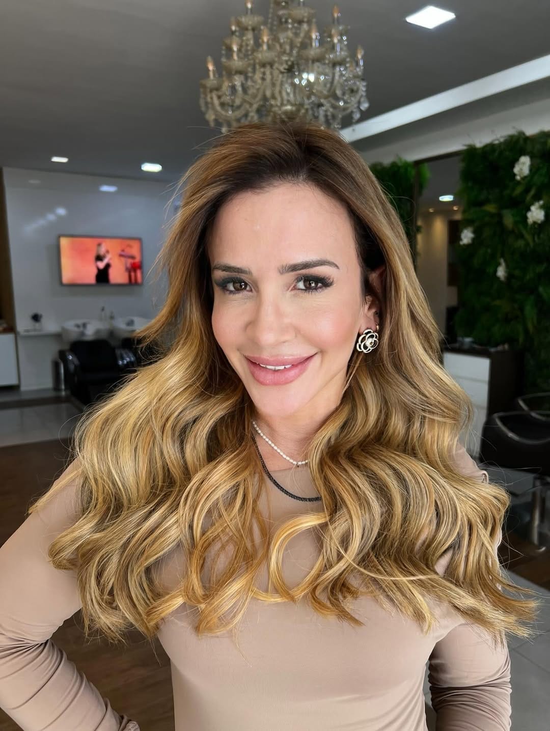 Post 7 by Régis Mega hair on Instagram (carousel)
