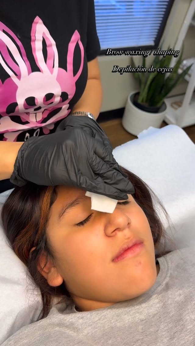 Post 10 by 𝑻𝒉𝒆 𝑾𝒂𝒙𝒊𝒏𝒈 𝑳𝒐𝒖𝒏𝒈𝒆 | 𝐒𝐩𝐞𝐞𝐝 𝐰𝐚𝐱𝐞𝐫 𝐨𝐟 𝟏𝟓𝐲𝐞𝐚𝐫𝐬 + | 𝐌𝐢𝐫𝐞𝐥𝐥𝐚 𝐃.𝐌 on Instagram (video)
