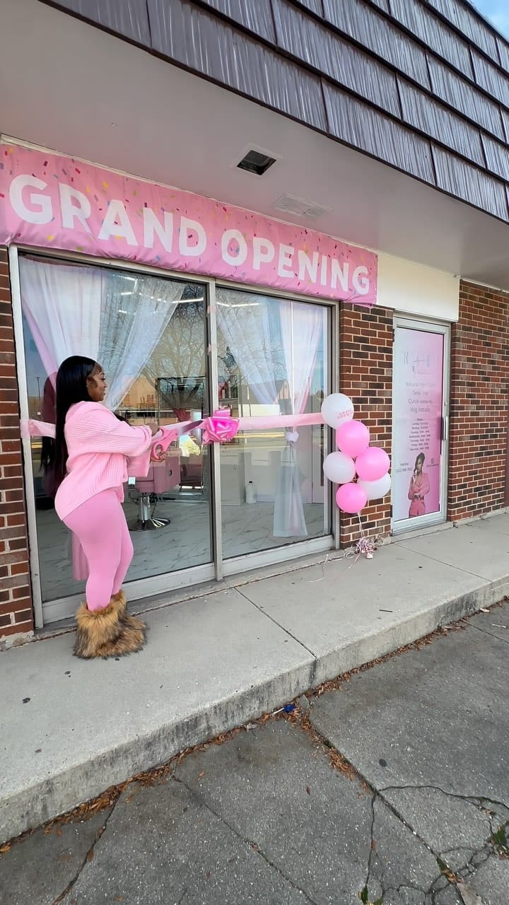 Post 9 by Licensed Cosmetologist | Chicago Weave Specialist on Instagram (video)