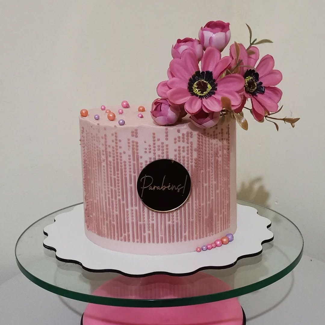Post 7 by Meire.Cakes on Instagram (carousel)