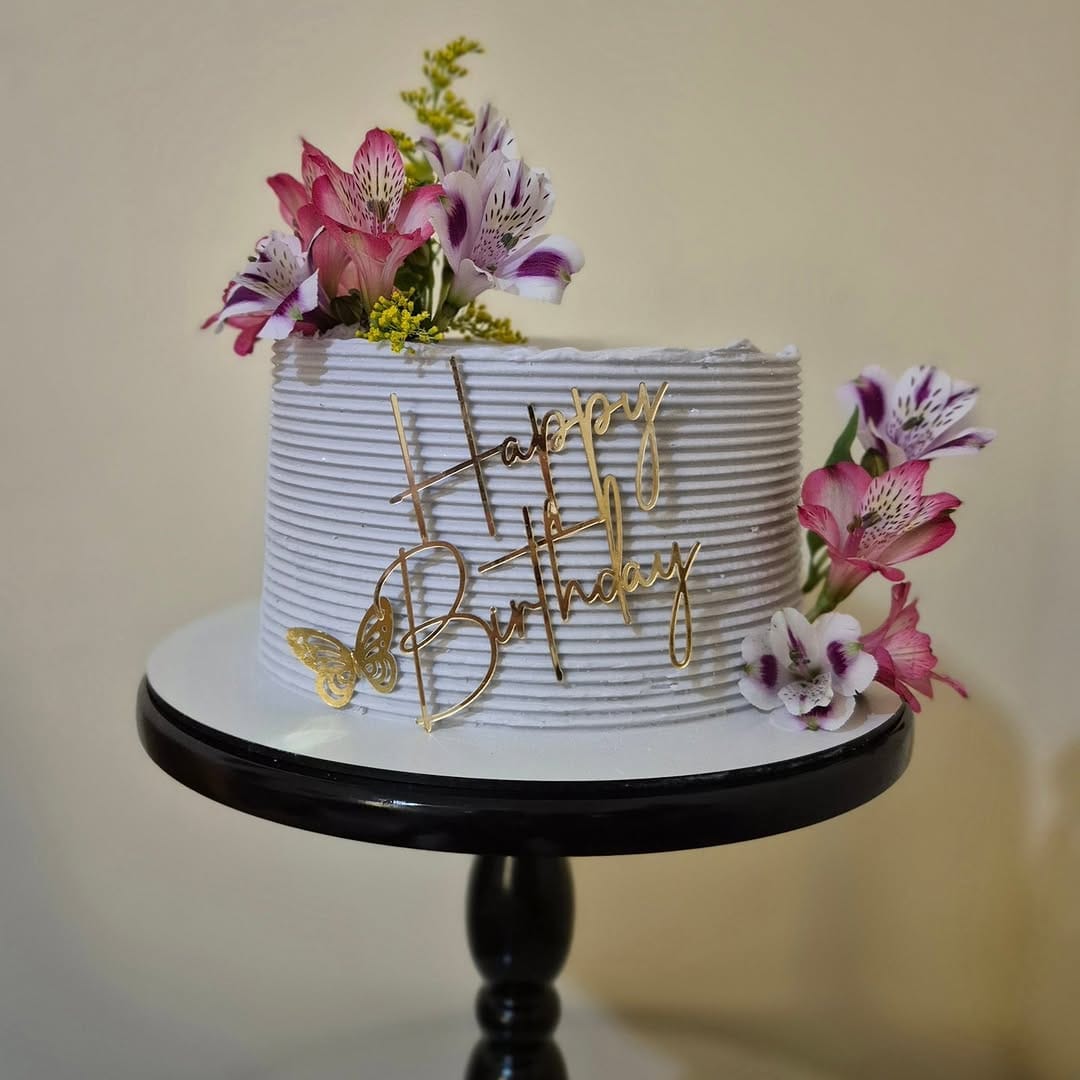 Post 5 by Meire.Cakes on Instagram (carousel)