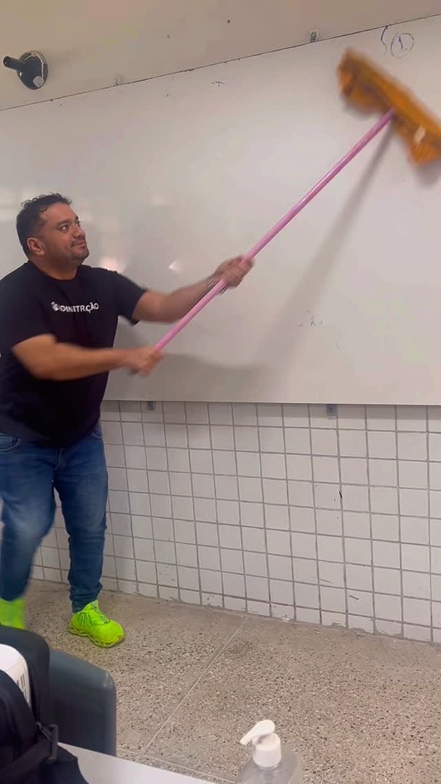 Post 3 by Manoel Gommes on Instagram (video)