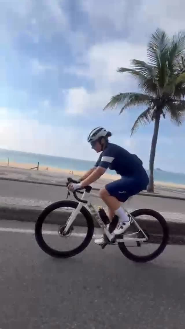 Post 9 by Aline Carvalho on Instagram (video)