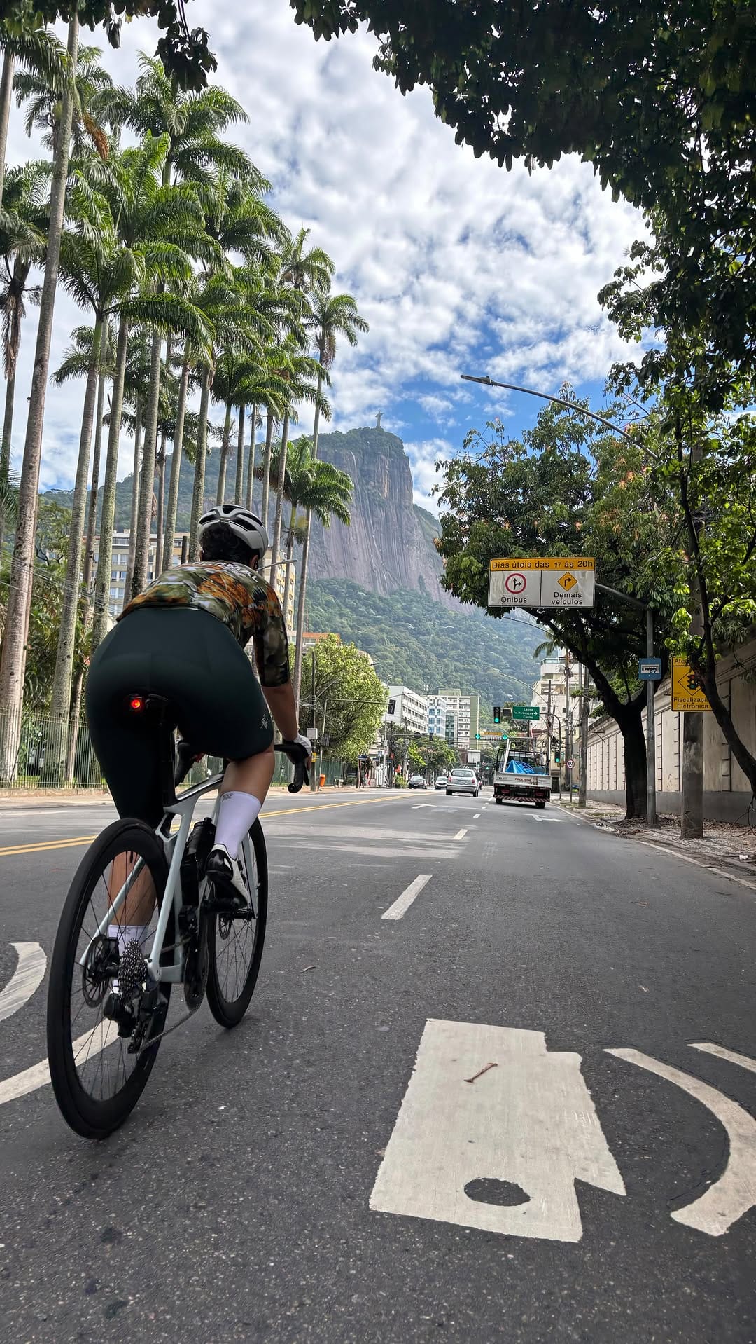Post 8 by Aline Carvalho on Instagram (video)