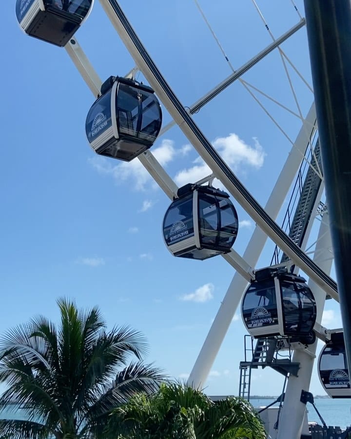 Post 5 by Camila Lopes on Instagram (carousel)