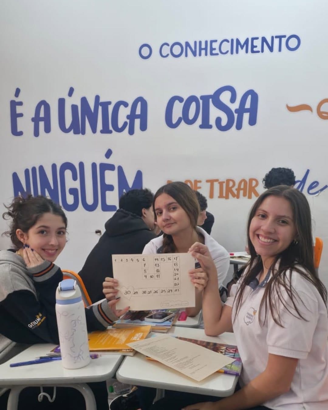 Post 8 by Primeiro Mundo on Instagram (carousel)