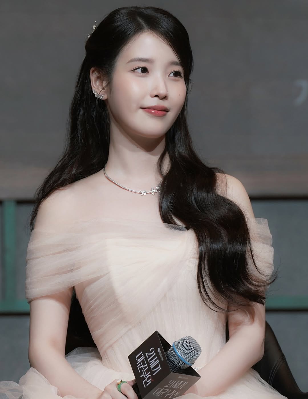Post 2 by IU (아이유) ※ 이지은·李知恩·Leejieun on Instagram (carousel)