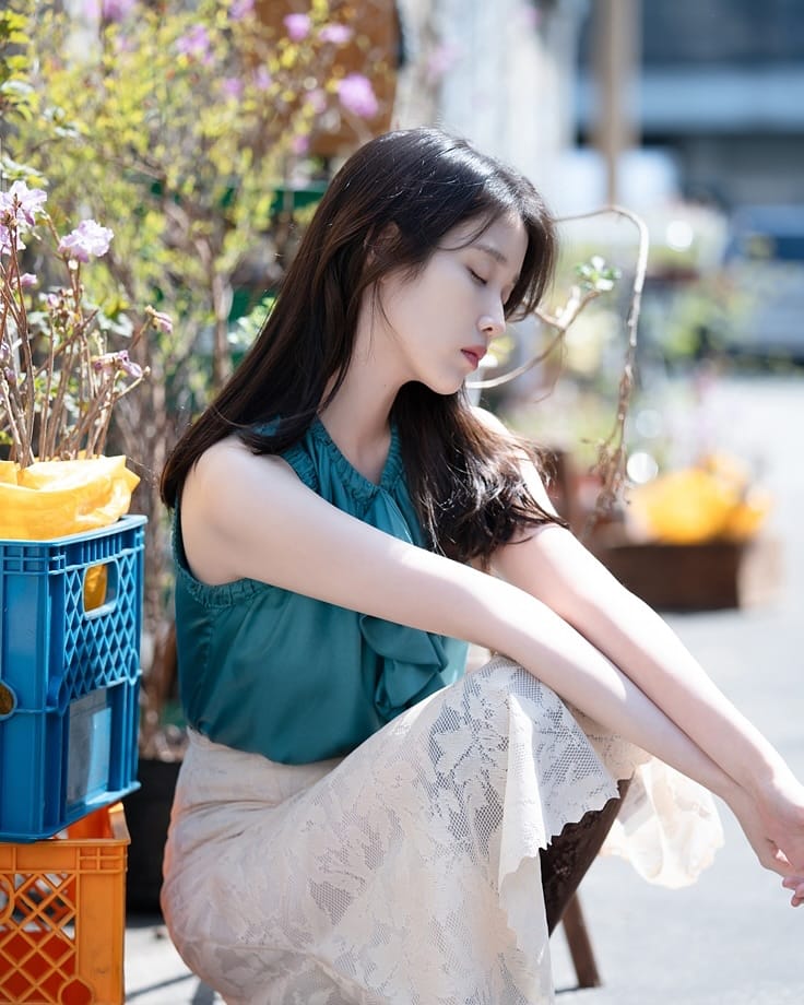 Post 8 by IU (아이유) ※ 이지은·李知恩·Leejieun on Instagram (carousel)