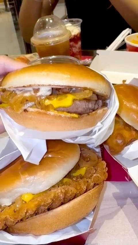 Post 6 by Dubai Food Blogger on Instagram (video)