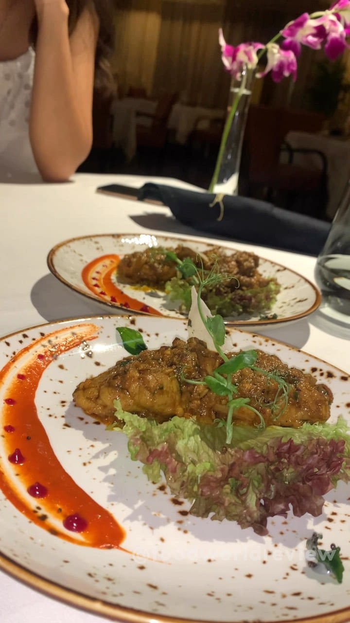 Post 9 by Dubai Food Blogger on Instagram (video)