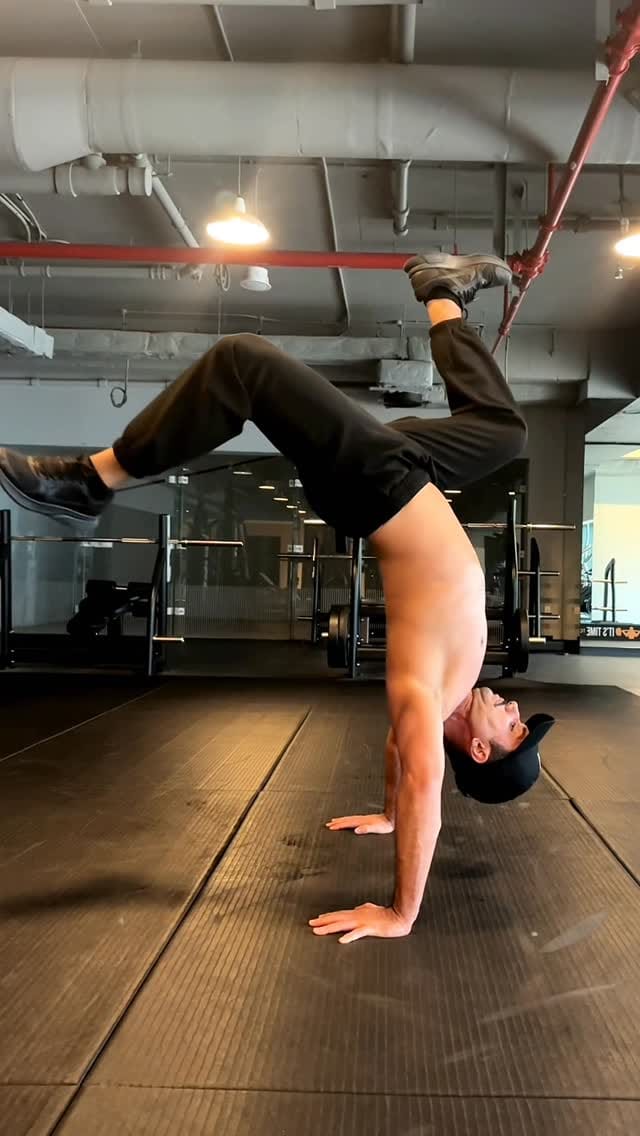 Post 7 by ᗩᒪE᙭ ᑕOᑎTY 🇧🇷 Dancer on Instagram (video)