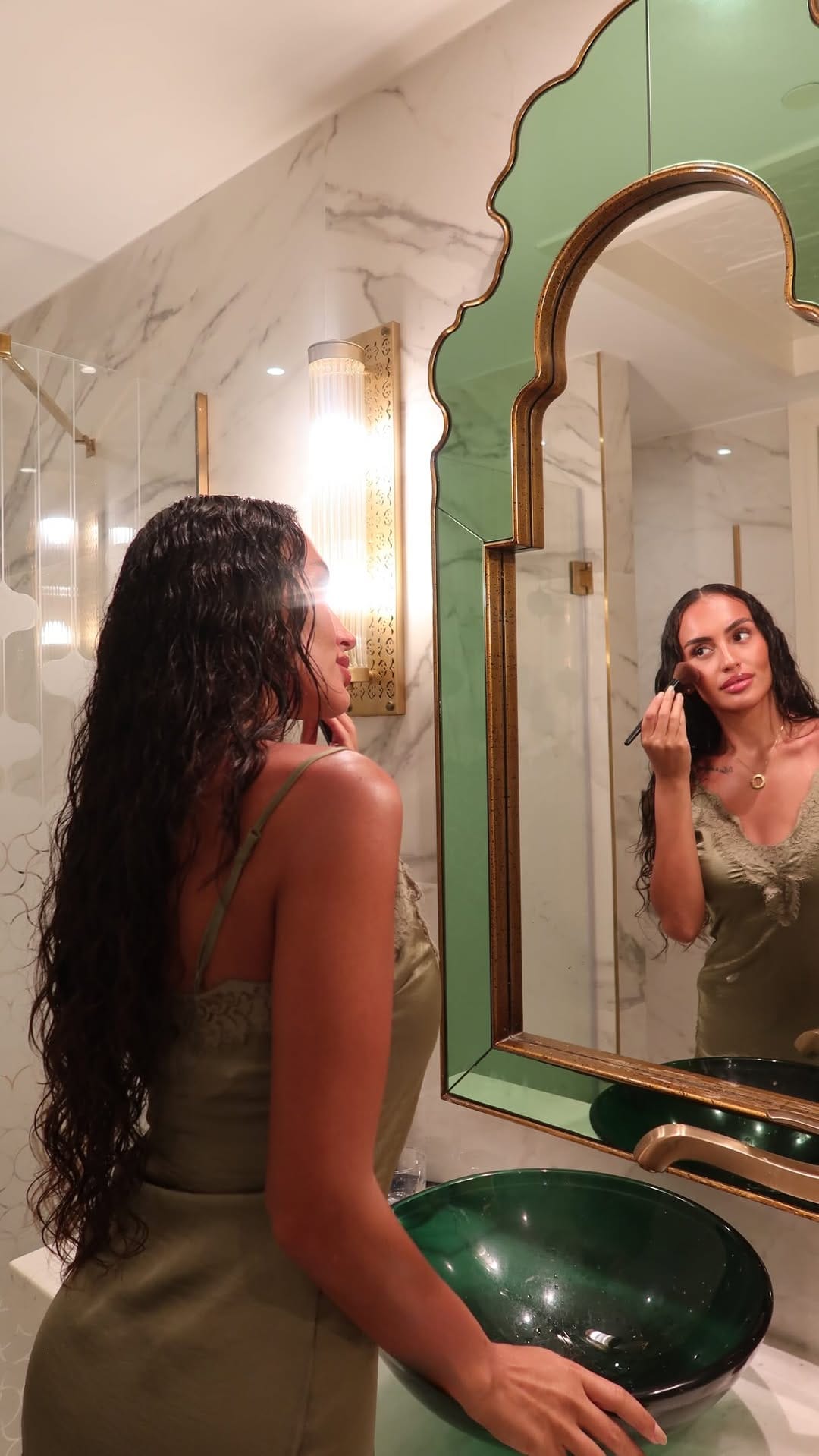 Post 5 by AMIERAH | DUBAI MAKEUP ARTIST on Instagram (video)