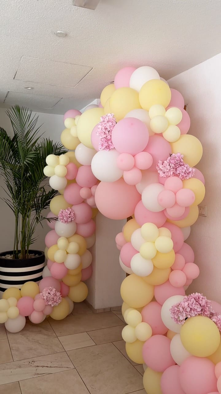 Post 2 by The Pop Shop 🎈 Luxury Balloons & Roses Dubai on Instagram (video)