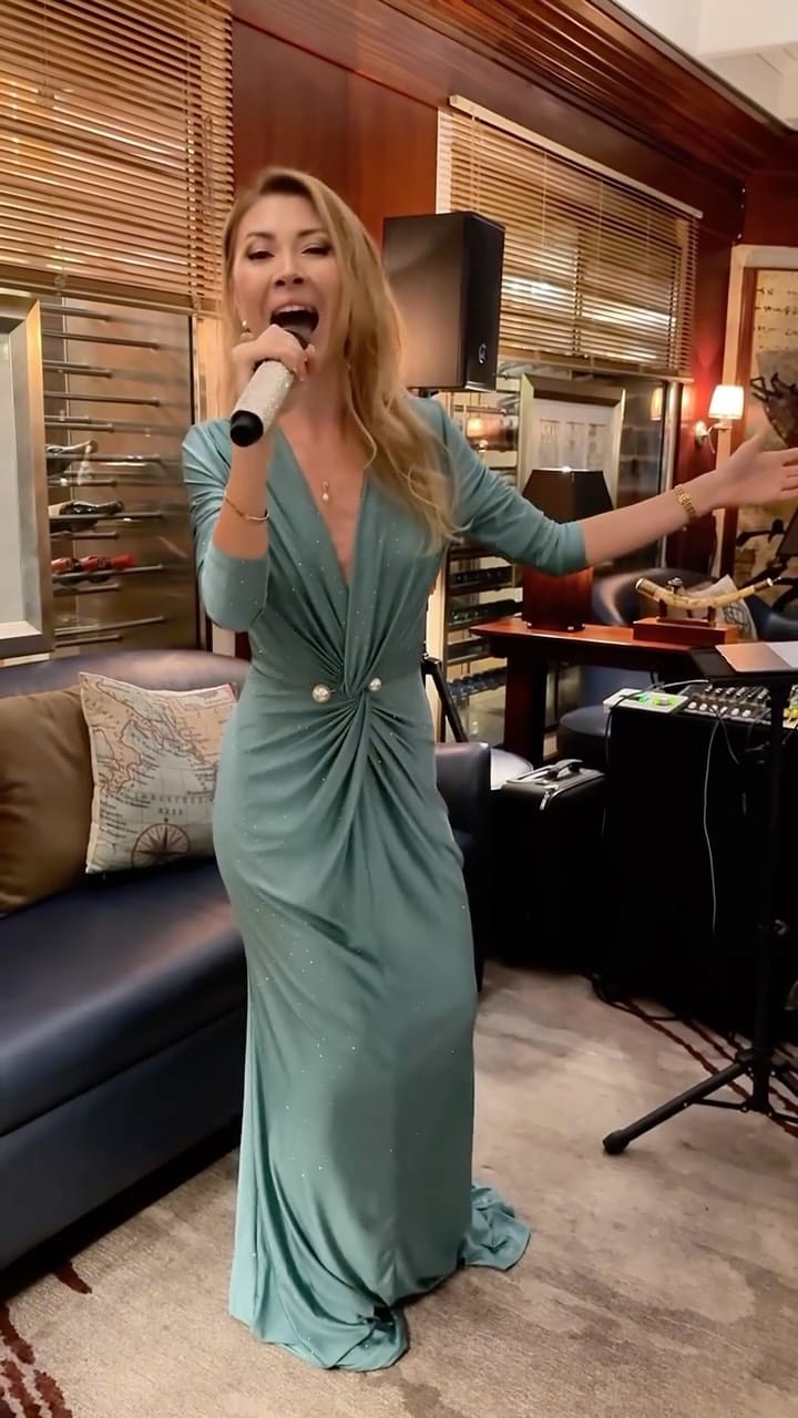 Post 6 by Polina Sandan Dubai Singer Pianist on Instagram (video)