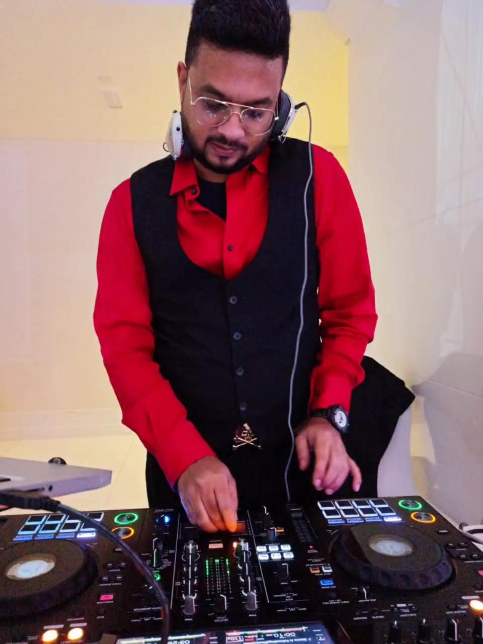 Post 4 by Deejay Shadab Shaikh (شدب شيخ) on Instagram (video)
