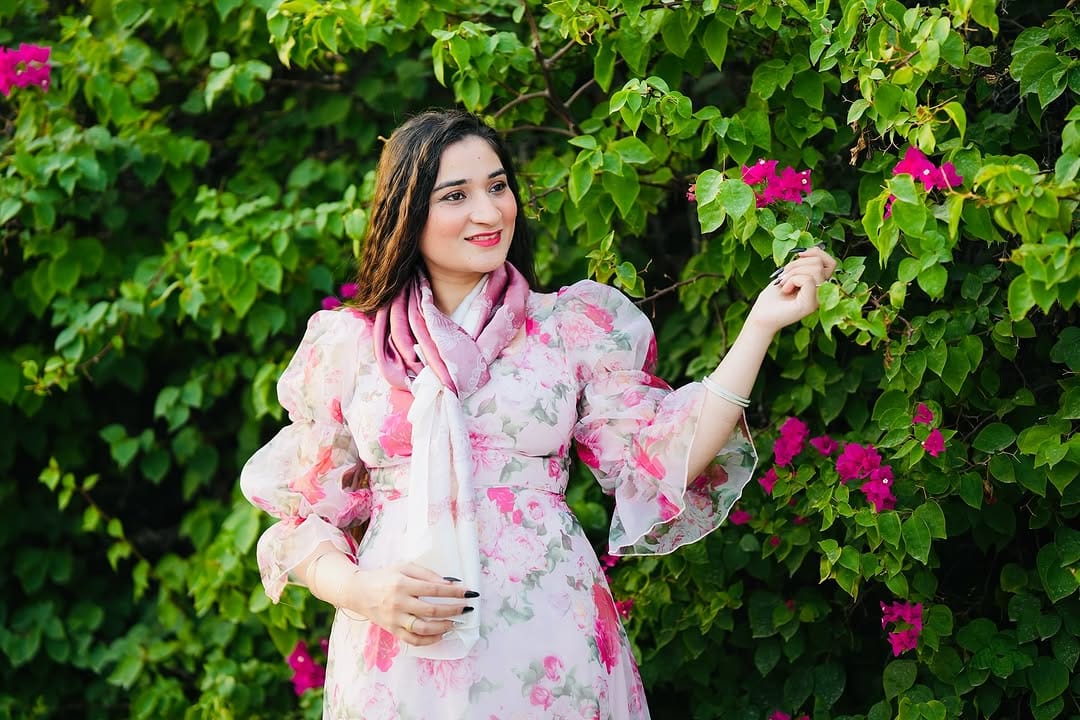 Post 10 by Amna Riaz on Instagram (image)
