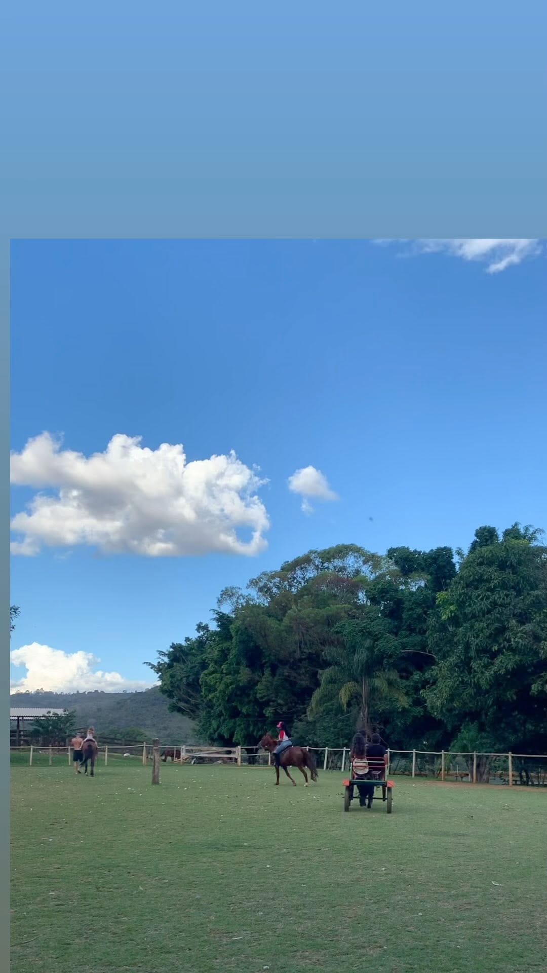 Post 8 by Claudiane Reis on Instagram (video)