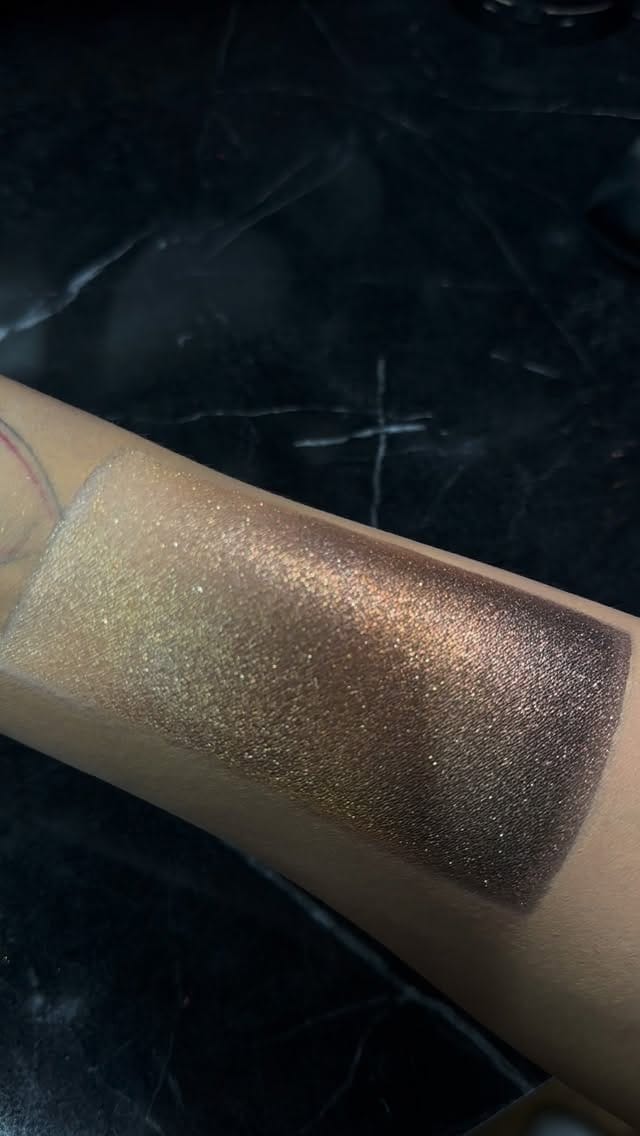 Post 1 by 𝗠𝗜𝗞𝗨 𝗠𝗔𝗞𝗘𝗨𝗣 𝗦𝗖𝗛𝗢𝗢𝗟 on Instagram (video)