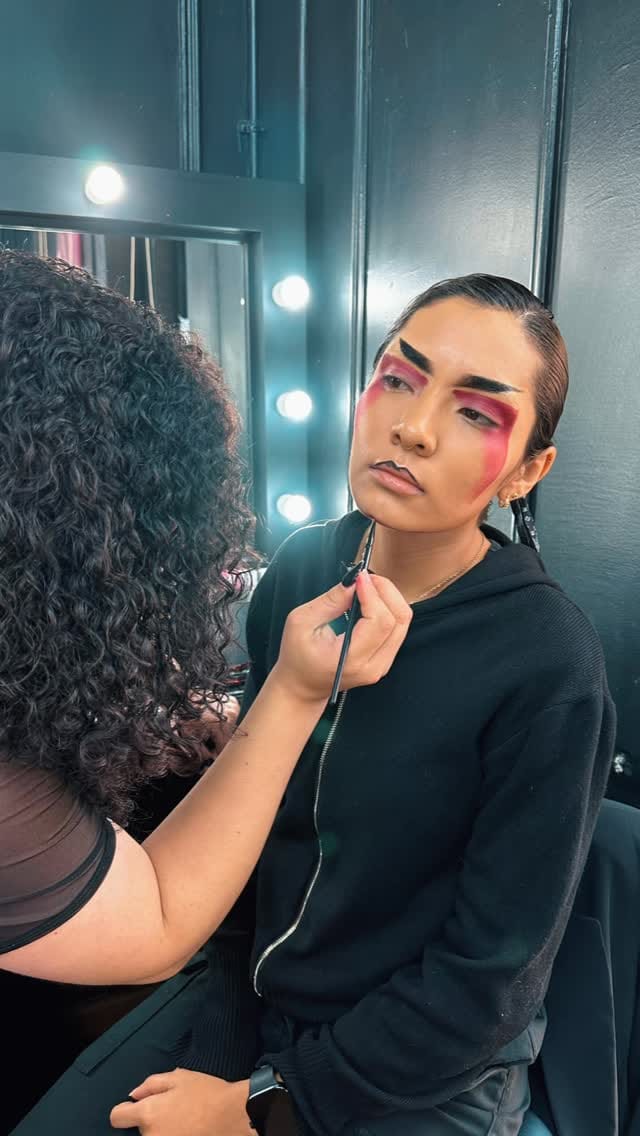 Post 4 by 𝗠𝗜𝗞𝗨 𝗠𝗔𝗞𝗘𝗨𝗣 𝗦𝗖𝗛𝗢𝗢𝗟 on Instagram (video)