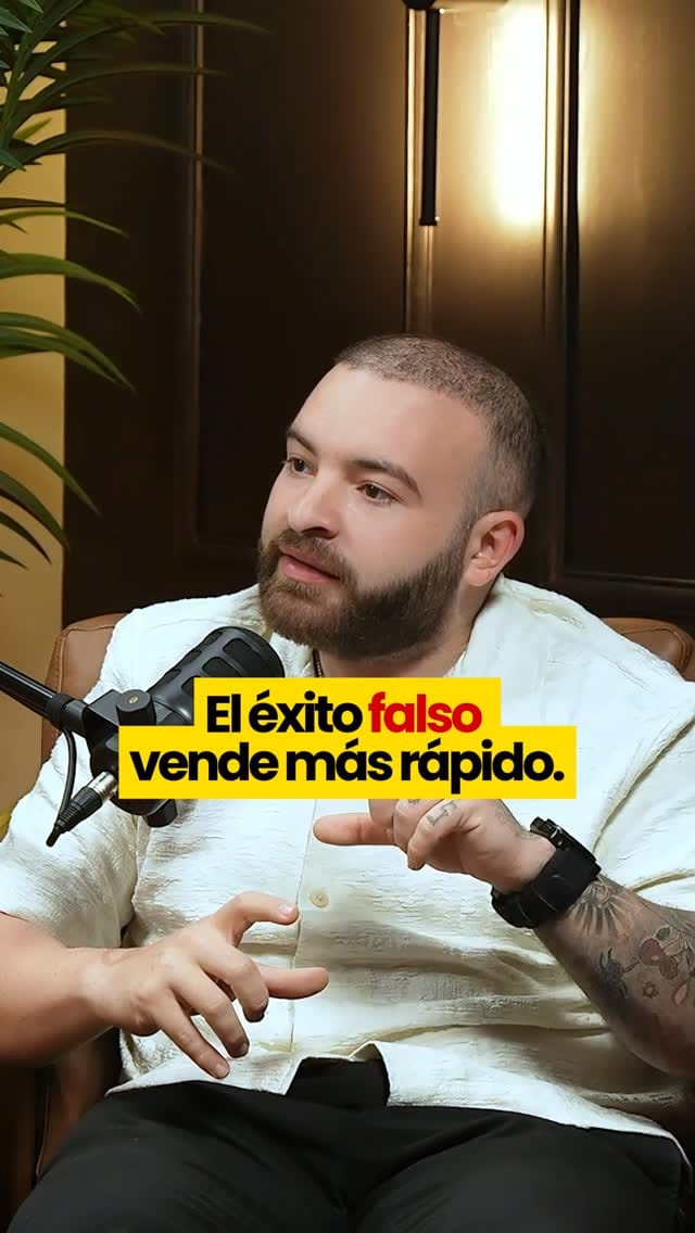 Post 4 by Entre Creadores | Podcast con Mauricio Benoist on Instagram (video)