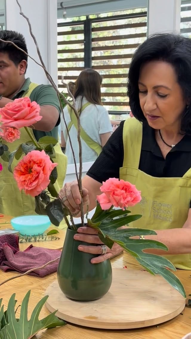 Post 9 by Flower School México ® on Instagram (video)