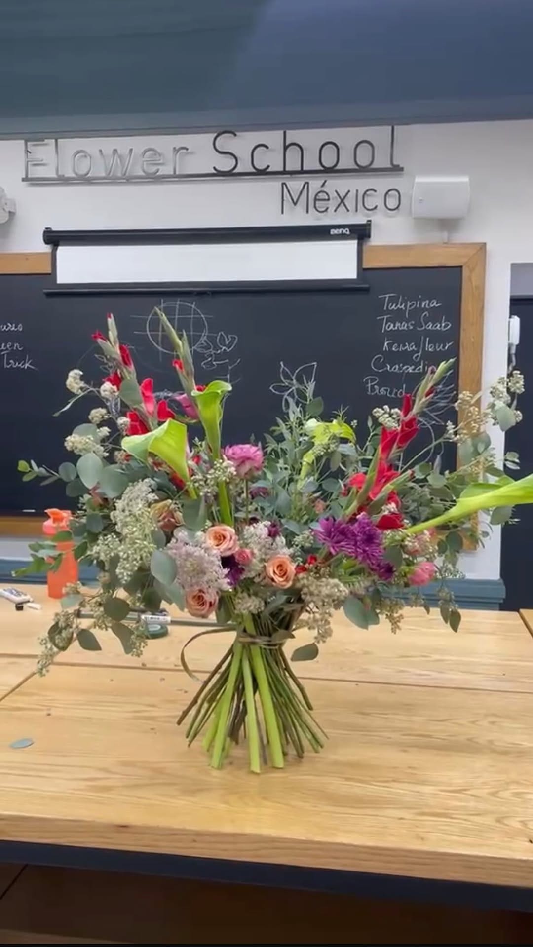 Post 8 by Flower School México ® on Instagram (video)