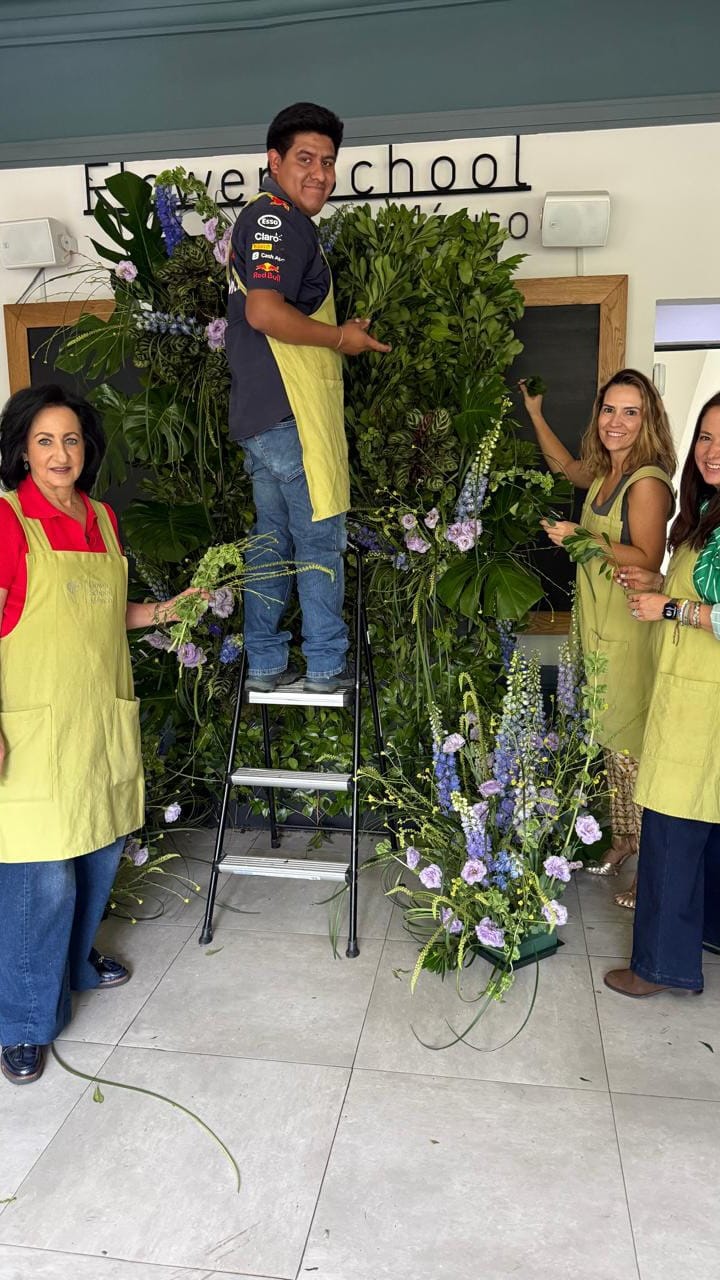 Post 1 by Flower School México ® on Instagram (video)