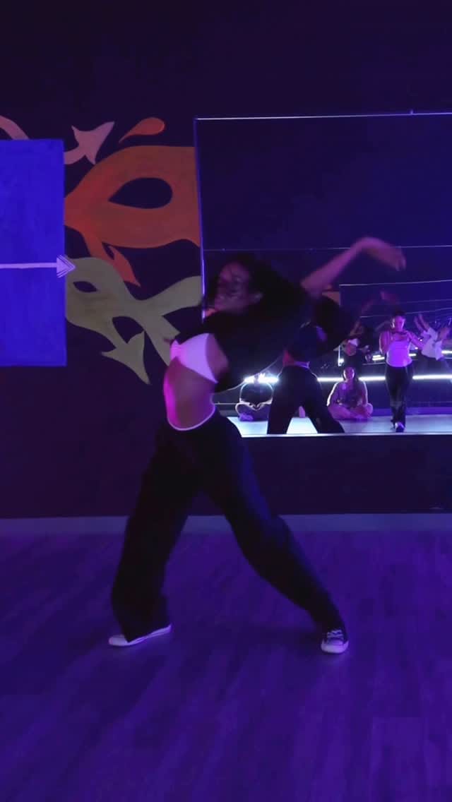 Post 1 by 𝓝𝓪𝓽 / la vloOok on Instagram (video)