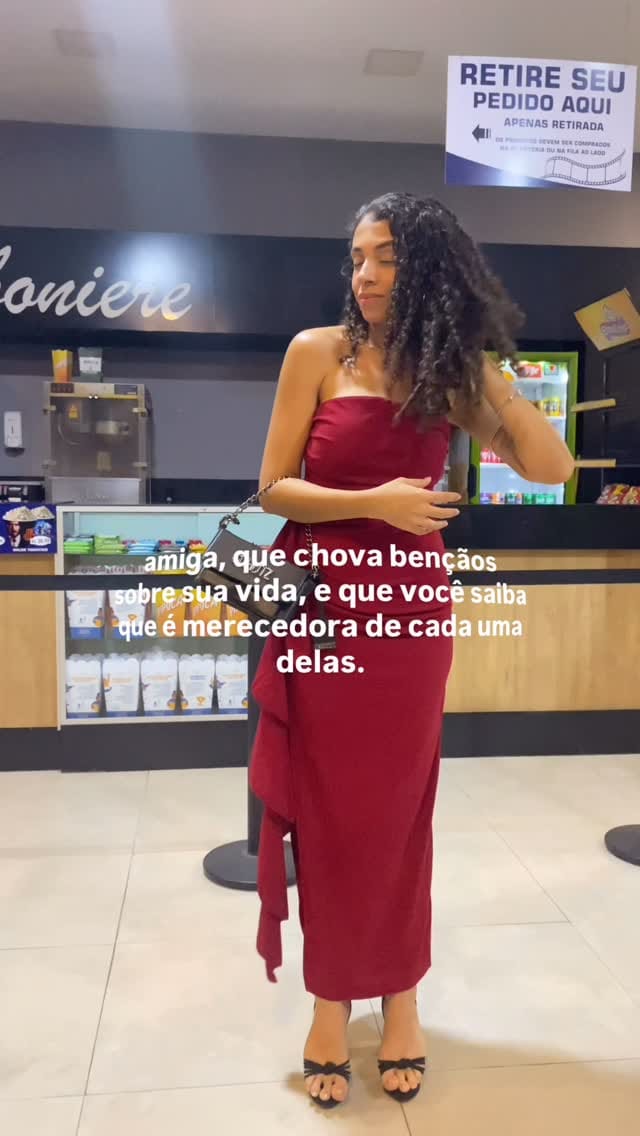 Post 2 by Sthefanie Dias on Instagram (video)