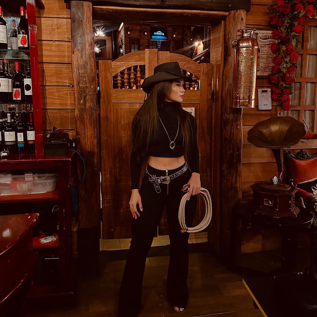 Post 9 by Tainá Dias on Instagram (carousel)