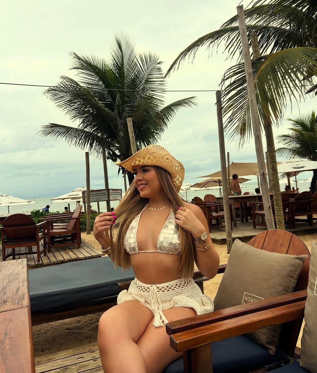 Post 6 by Julia Lima on Instagram (carousel)