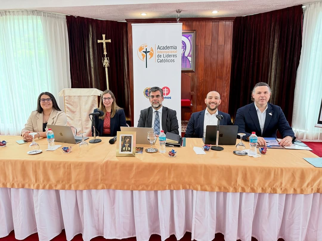 Post 7 by Academia de Líderes Católicos on Instagram (carousel)