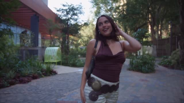 Post 2 by Natália Toledo on Instagram (video)