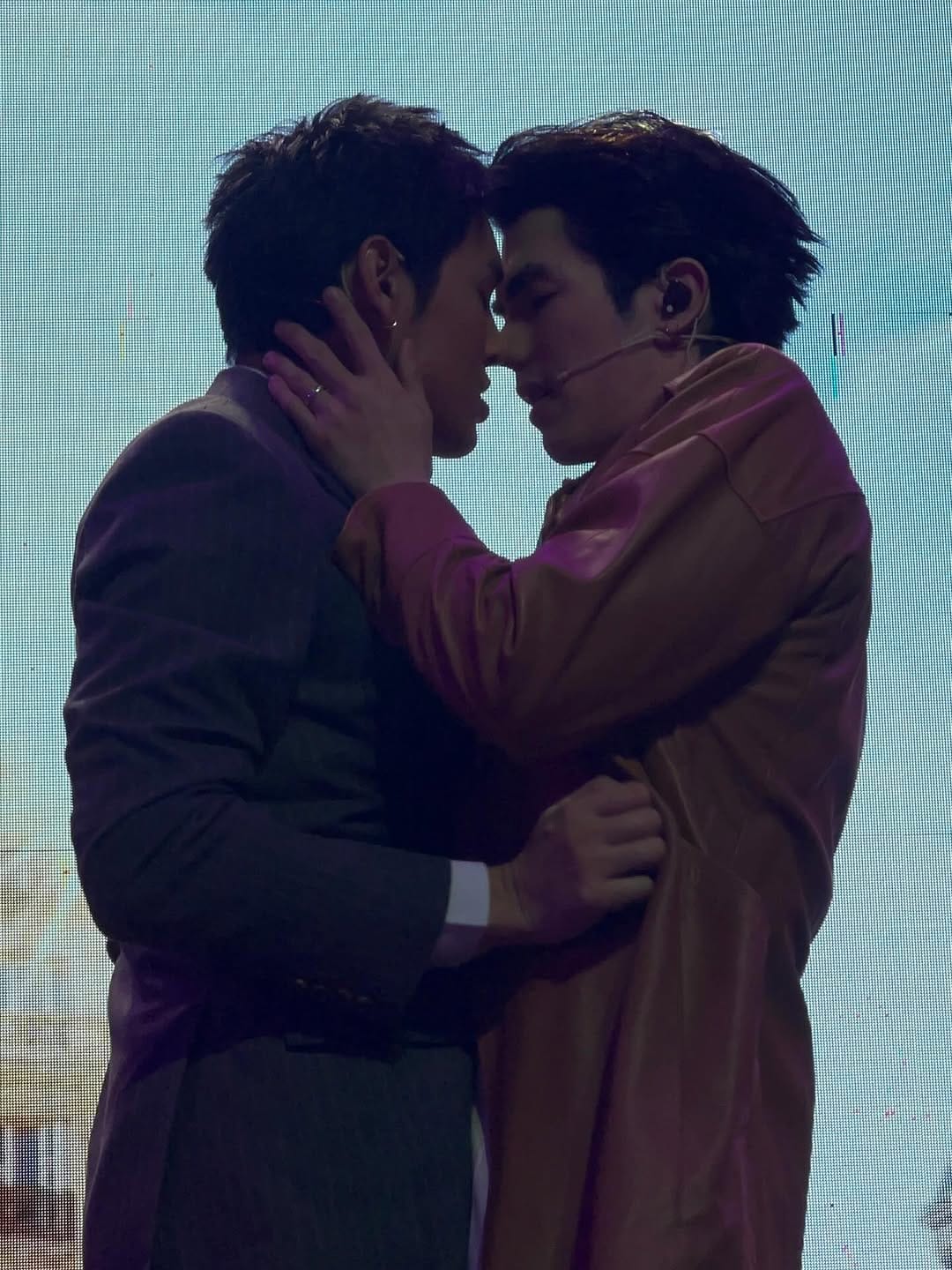 Post 5 by ✧Mile Phakphum official Brazilian fanpage on Instagram (carousel)