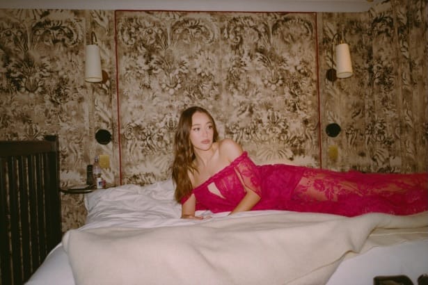 Post 6 by Alycia Debnam-Carey Brasil - ADCBR on Instagram (carousel)