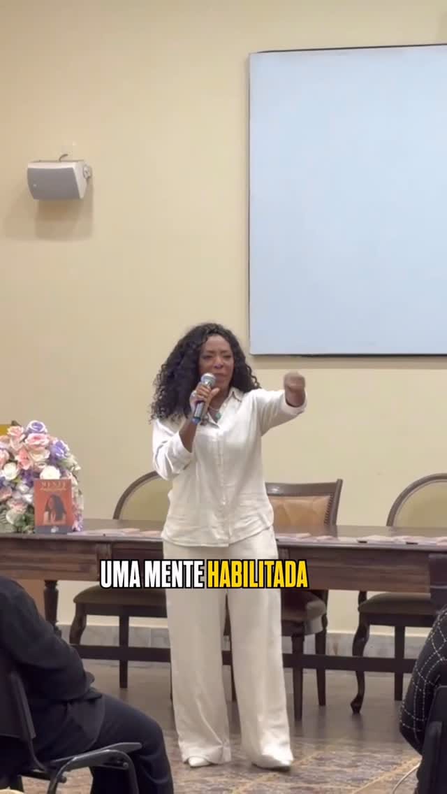 Post 1 by E D I T O R A   B A I L E R   B O O K S on Instagram (video)