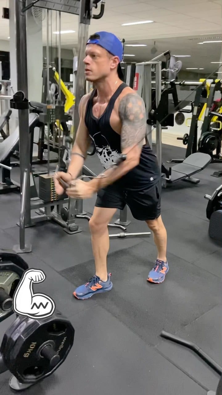 Post 6 by Alex Ferreira on Instagram (video)