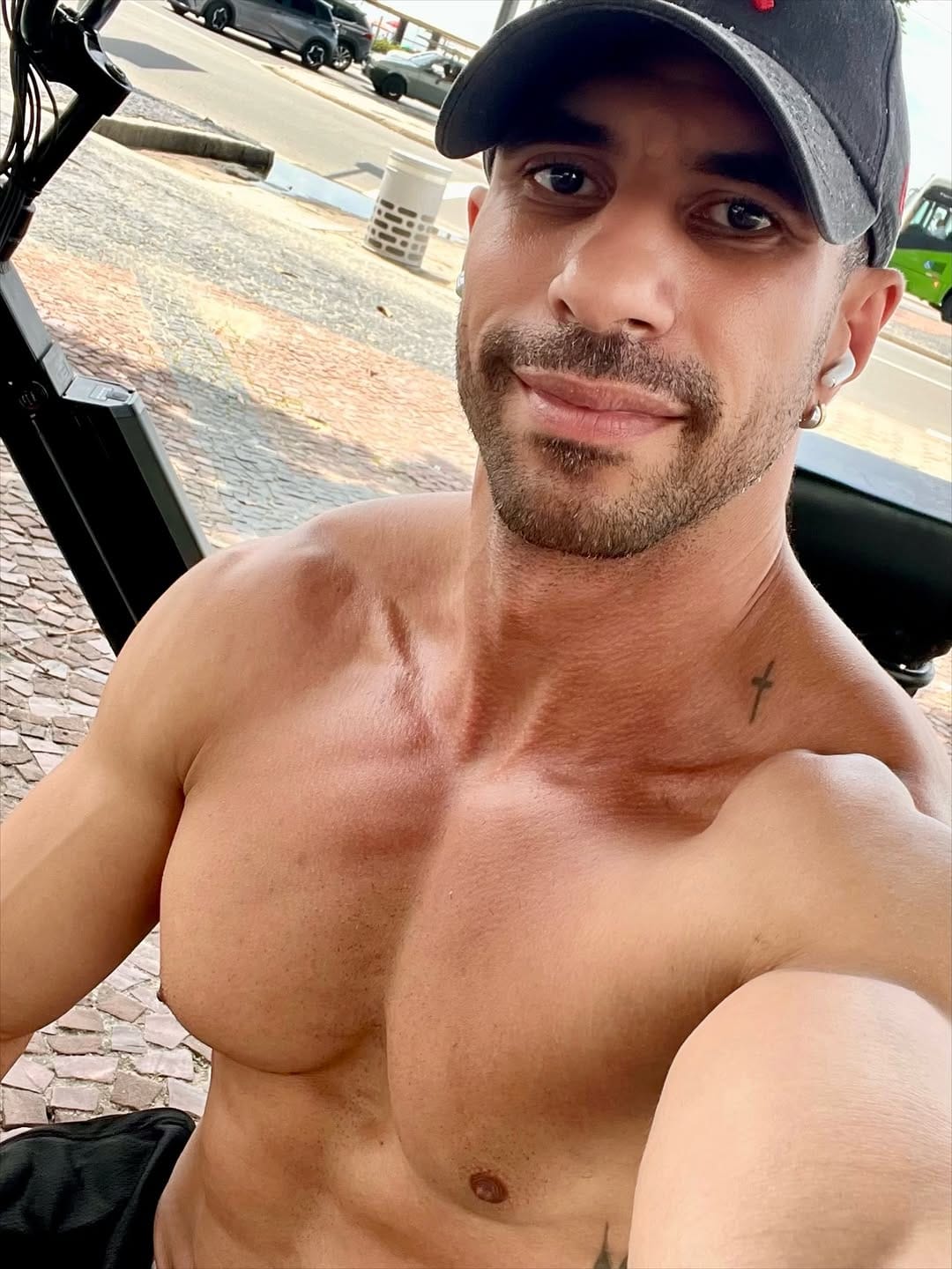 Post 6 by Glaucio Mello on Instagram (image)