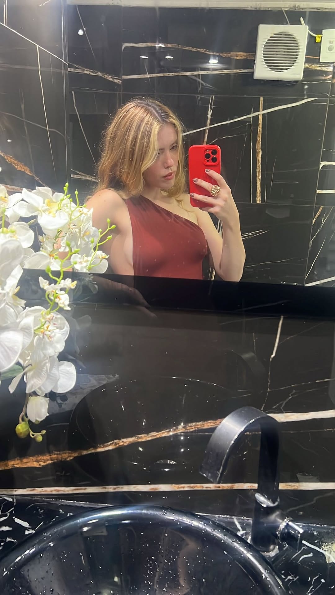Post 4 by Isabella Cardim on Instagram (video)