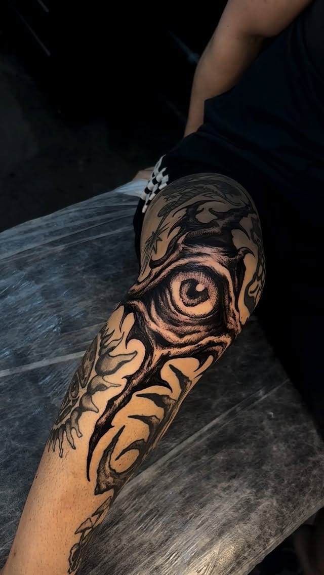Post 8 by Gabriel Jumpê | Blackwork Tattoos on Instagram (video)