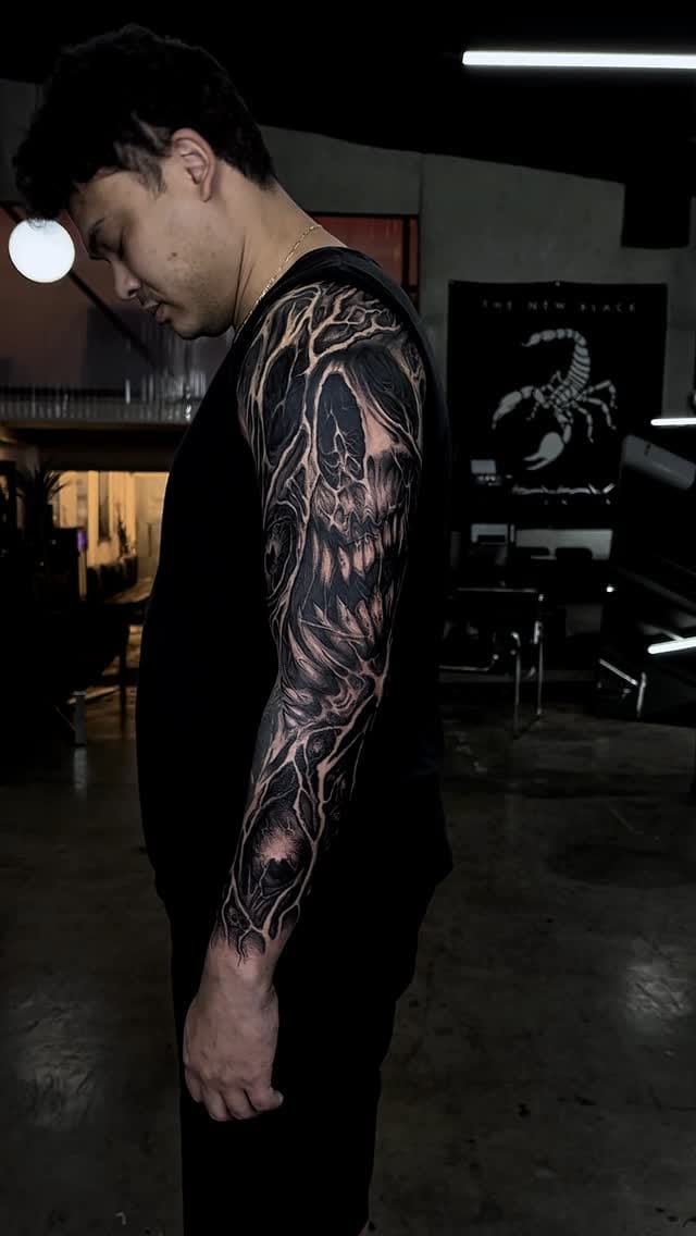 Post 9 by Gabriel Jumpê | Blackwork Tattoos on Instagram (video)