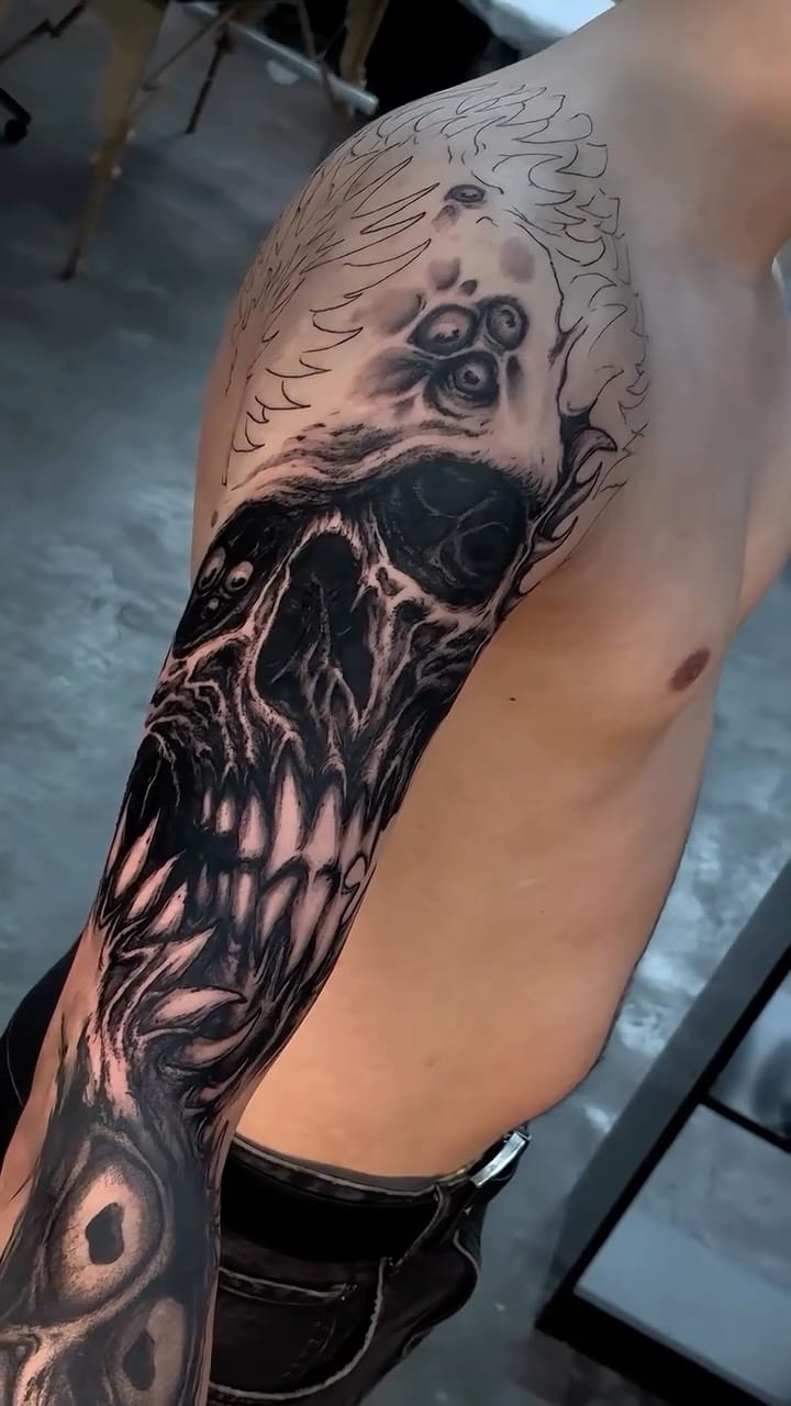 Post 3 by Gabriel Jumpê | Blackwork Tattoos on Instagram (video)