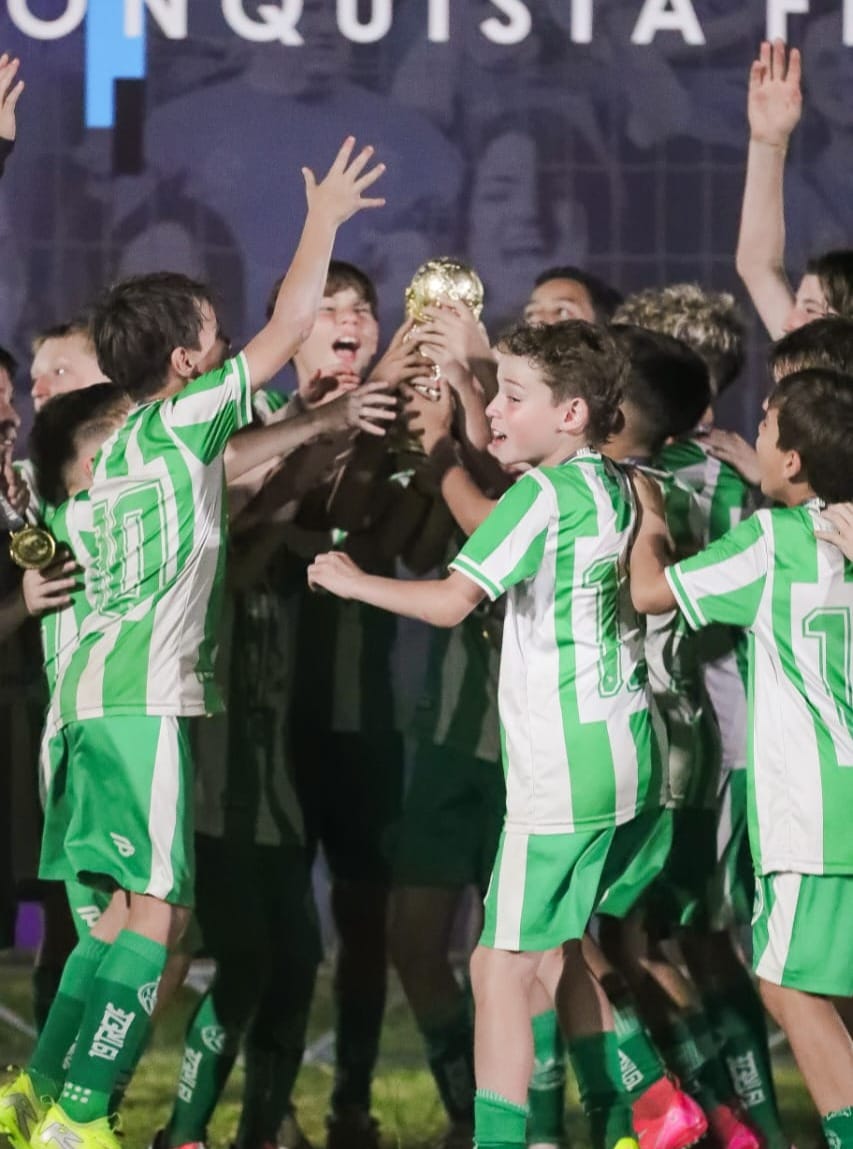 Post 9 by Escola de Futebol do Juventude on Instagram (carousel)