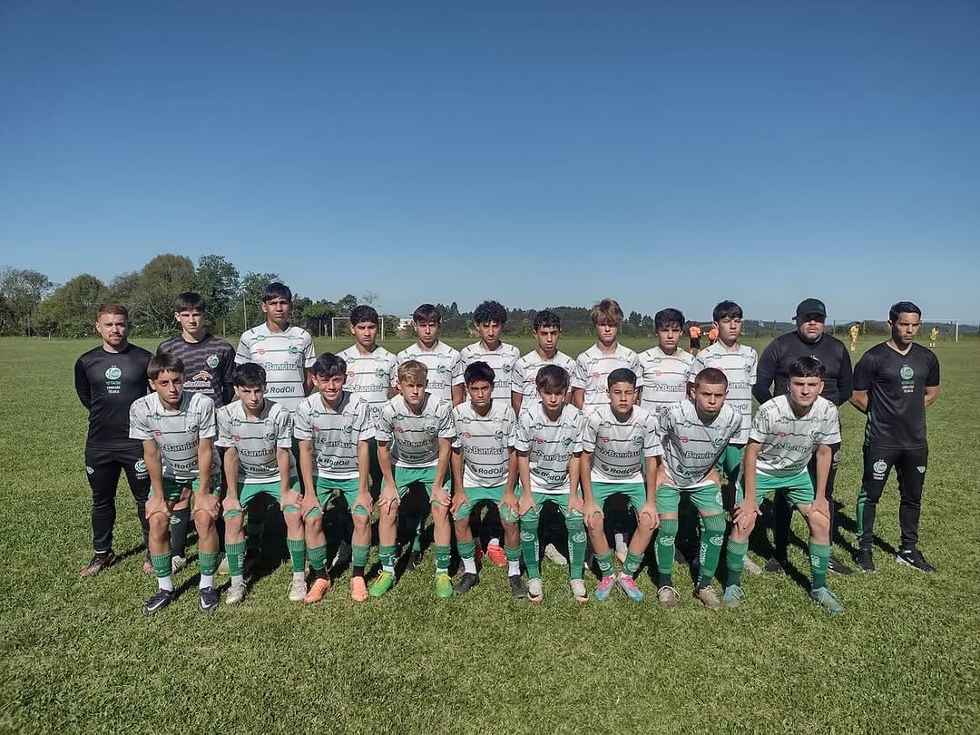 Post 10 by Escola de Futebol do Juventude on Instagram (carousel)