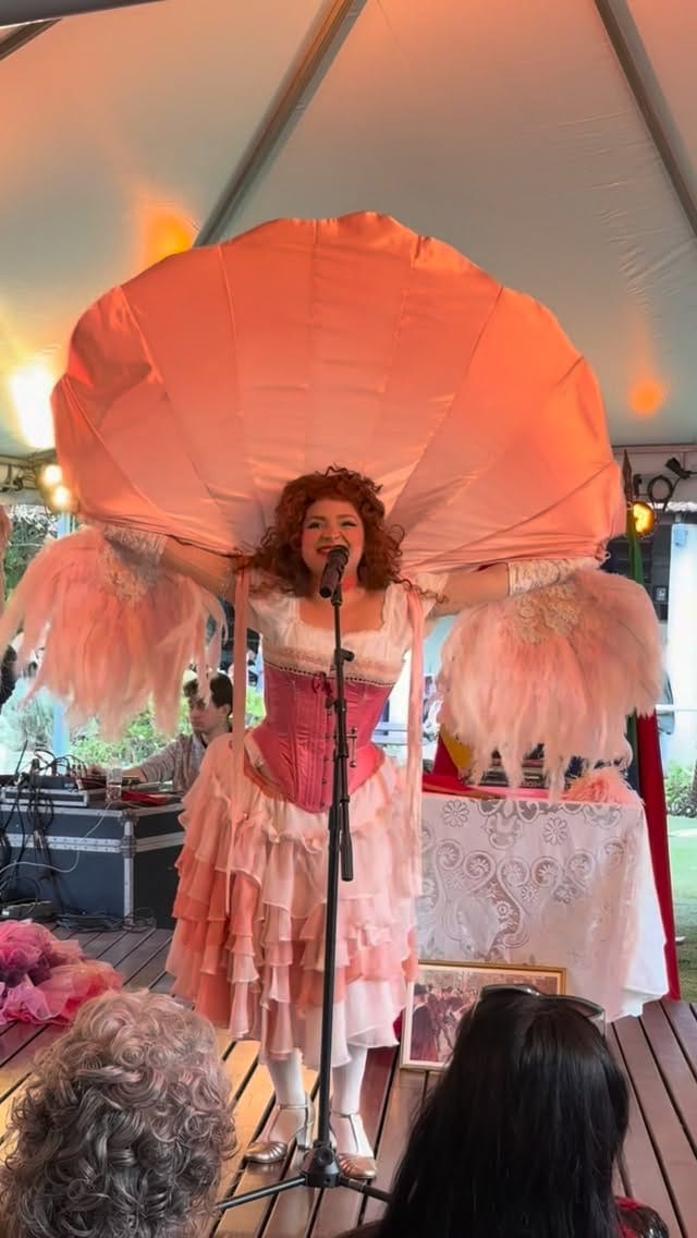 Post 2 by Anita Malcher • Dança • Leques de Plumas • Burlesque • Shows on Instagram (video)