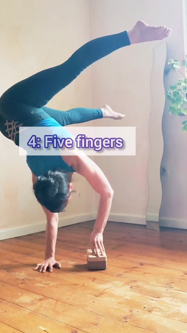 Post 5 by Natalie Reckert Handbalancing on Instagram (video)