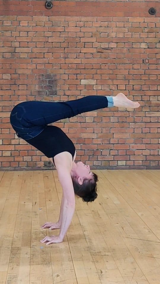 Post 9 by Natalie Reckert Handbalancing on Instagram (video)