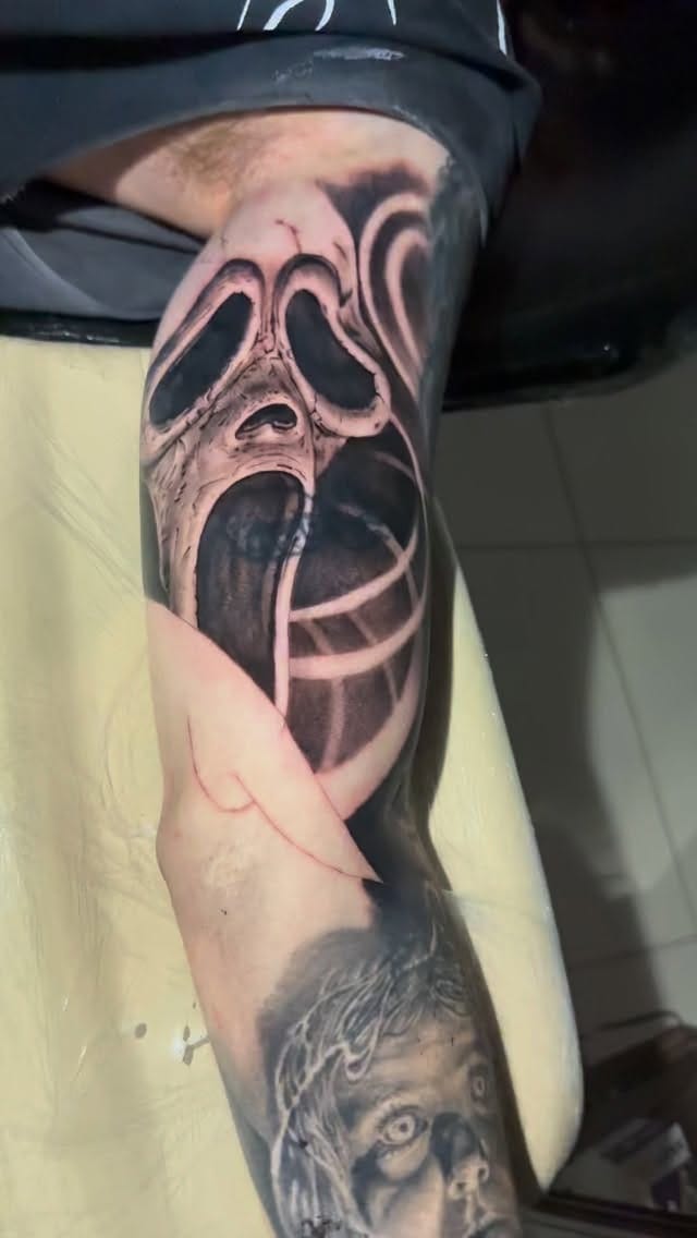 Post 4 by Phill - Tatuador Araújos, MG on Instagram (video)